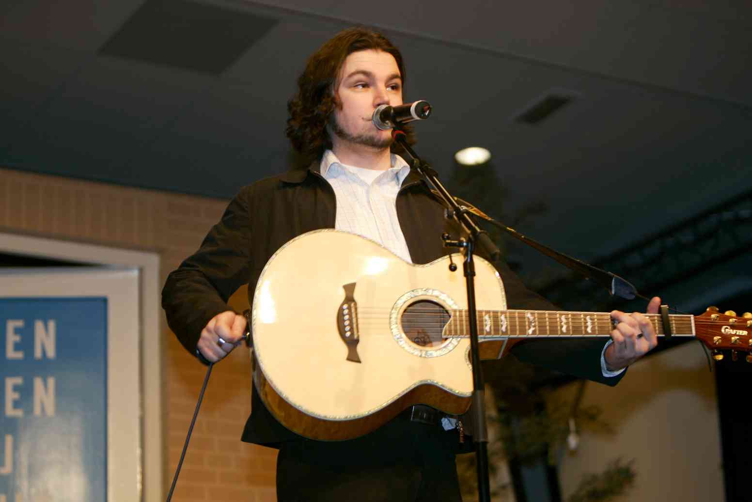 Ivo Rosbeek zong mooi, en speele uitstekend gitaar en piano